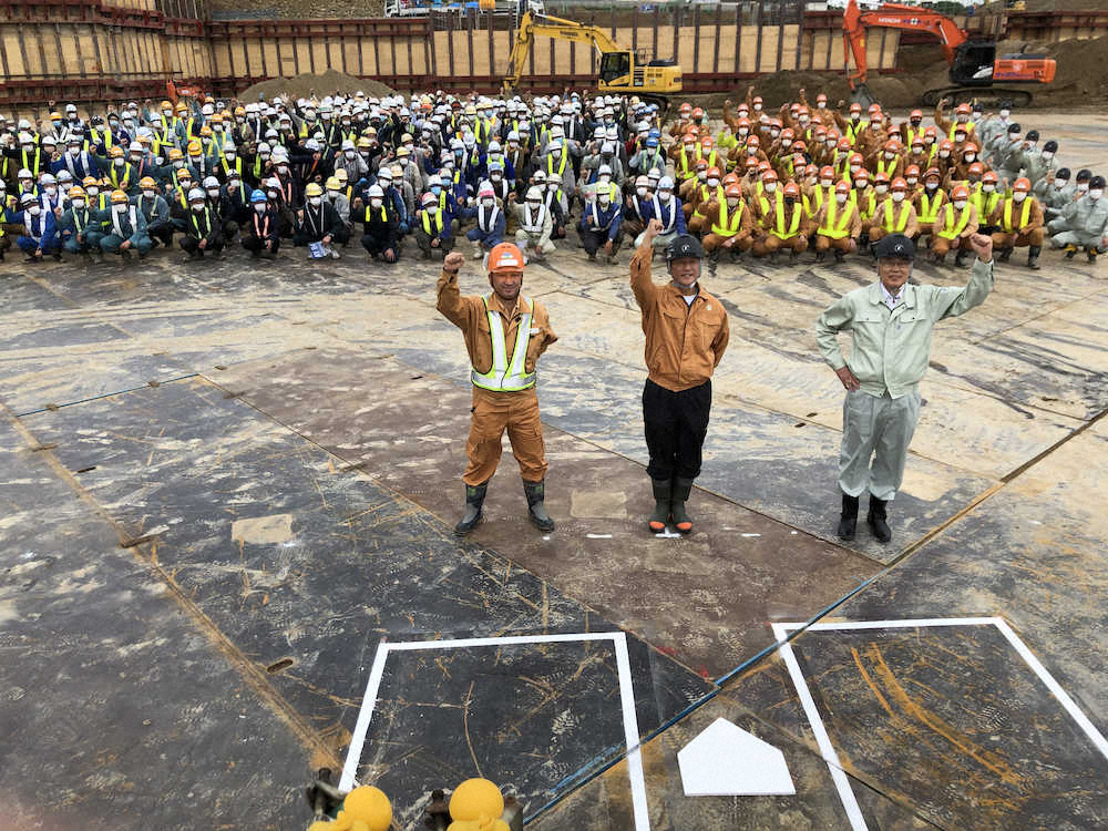 【画像・写真】日本ハム・栗山監督　新球場建設地で作業員ら激励「我々と一緒に戦っていただきたい」