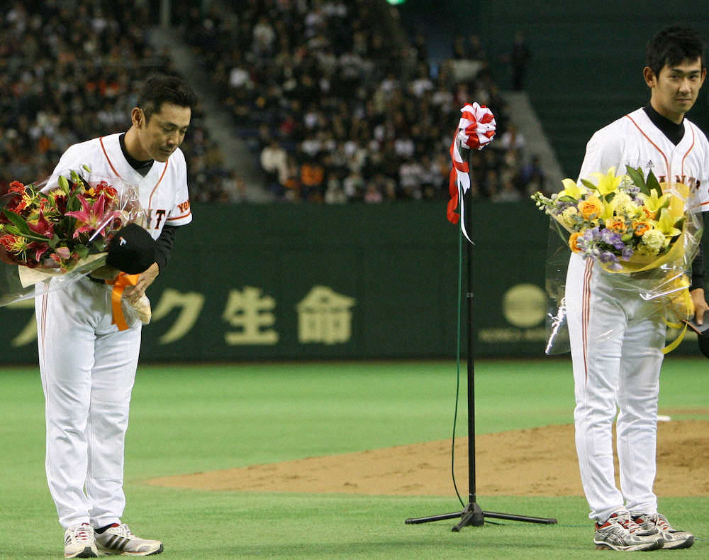 09年、木村拓也さん（左）と引退セレモニーを行った会田3軍コーチ