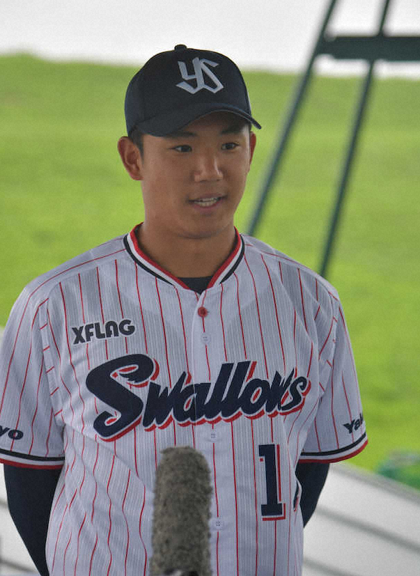 【画像・写真】＜イースタン　ヤ・ロ＞試合後、インタビューに応じる奥川（球団提供）