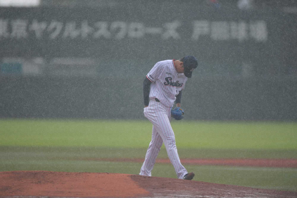 【画像・写真】＜イースタン　ヤ・ロ＞試合中断となりベンチに引き揚げる奥川（球団提供）