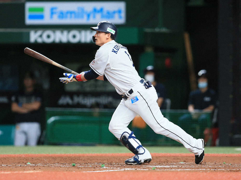 【画像・写真】＜西・オ＞4回2死満塁、先制の中前適時打を放つ栗山（撮影・尾崎　有希）