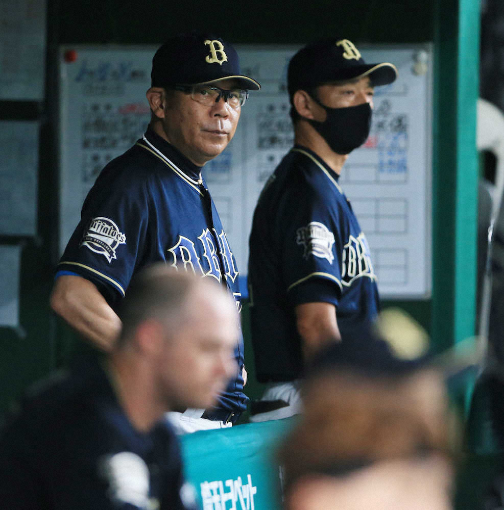 【画像・写真】＜西・オ＞試合を見つめる西村監督（撮影・西尾　大助）