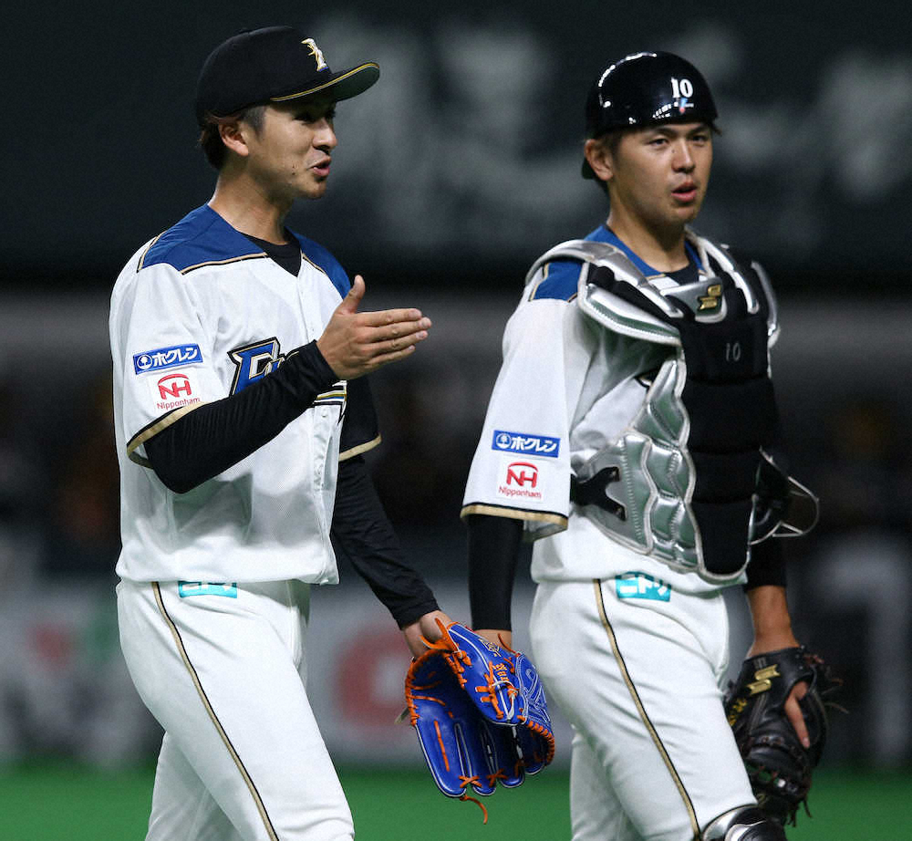 【画像・写真】＜日・ソ＞4回を投げ終えベンチに戻る上沢（左）（右は清水）（撮影・高橋茂夫）