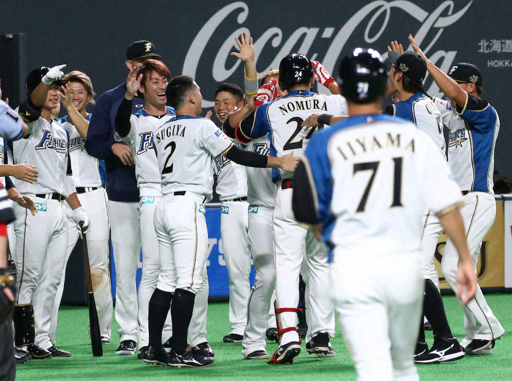 【画像・写真】日本ハム・野村　失策の汚名返上！プロ1号＆サヨナラ打「気持ちいい」