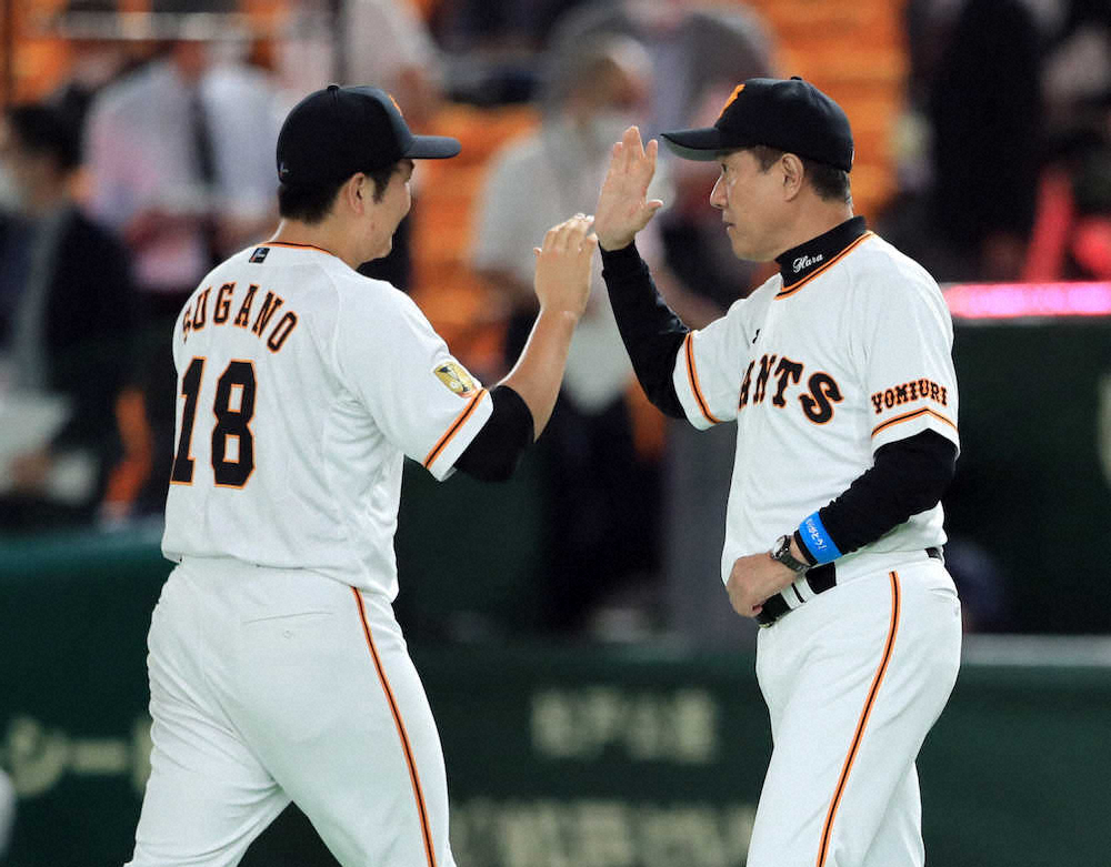 【画像・写真】＜巨・中＞1安打完封勝利し原監督（右）とハイタッチする菅野（撮影・久冨木　修）