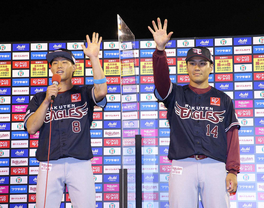 【画像・写真】＜楽・ロ＞お立ち台で「バーン」と吠える辰己（左）と則本（撮影・吉田　剛）