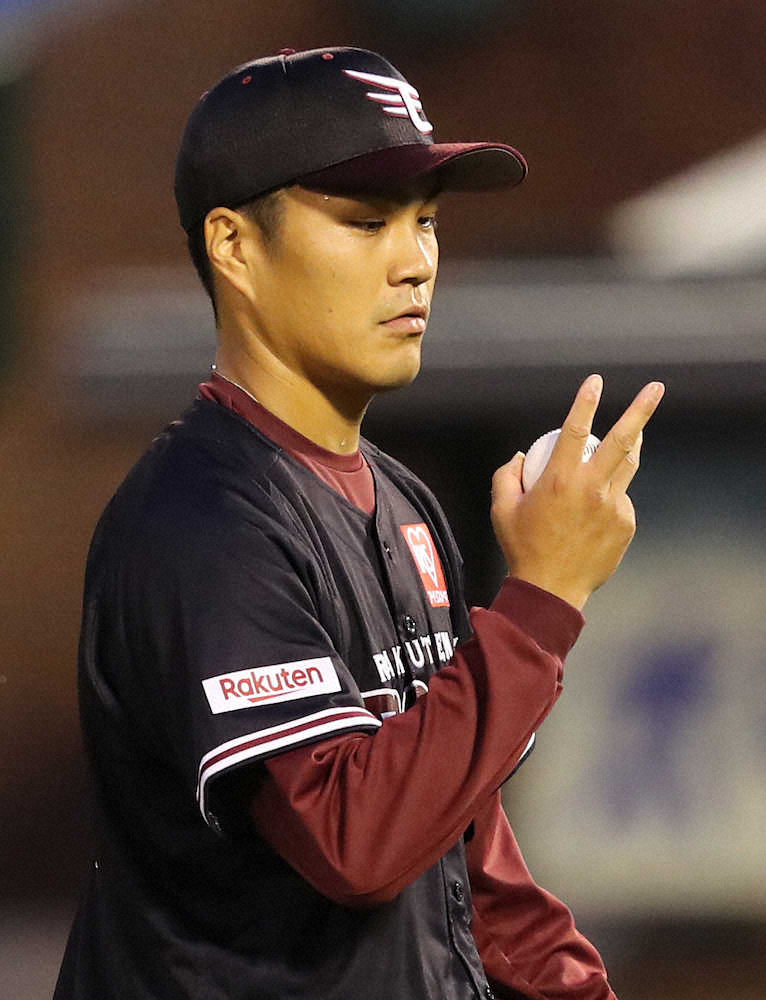【画像・写真】＜楽・ロ＞4回、負傷した右手を見つめる則本（撮影・吉田　剛）