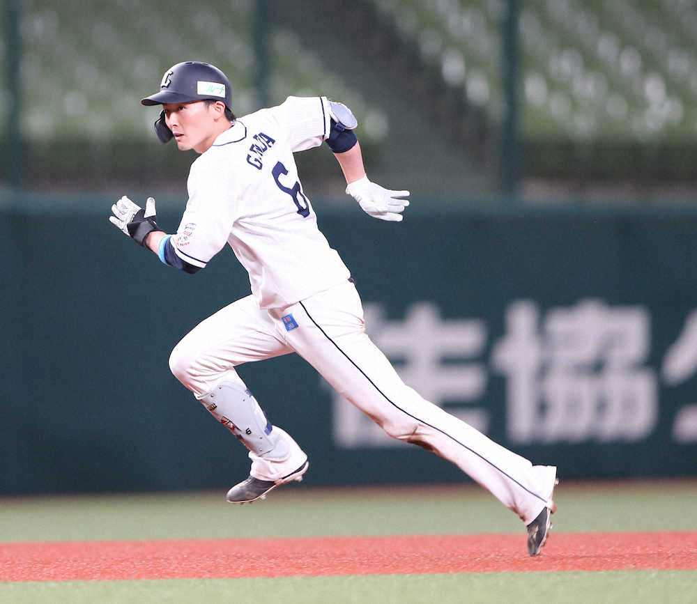 6回、2点適時打の源田は送球が乱れる間に三塁へ（撮影・篠原岳夫）
