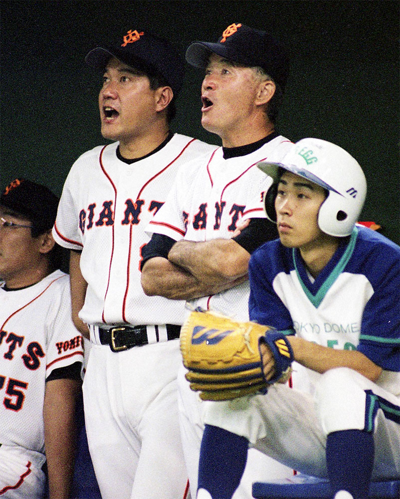 1999年、味方の打線に驚く長嶋監督（右）と原コーチ
