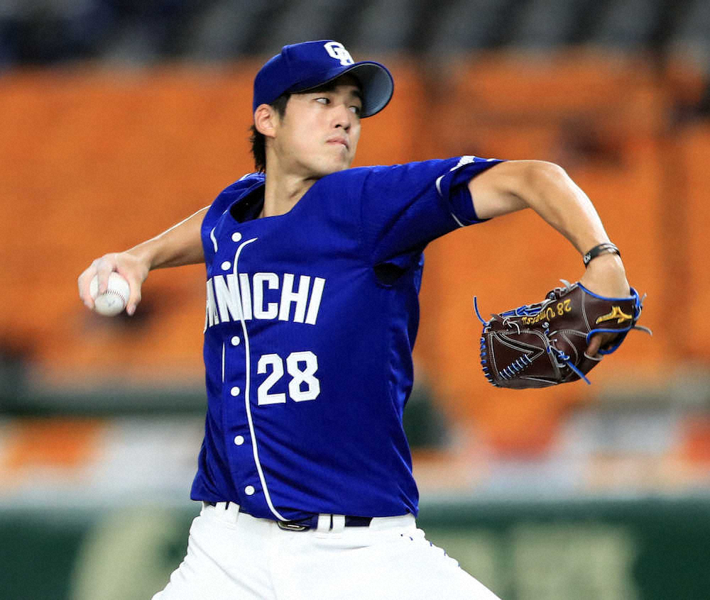 【画像・写真】中日先発・梅津　右足首付近に打球、グラウンドに倒れ込む　治療後続投