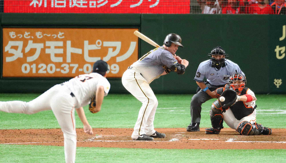 6月20日の巨人戦で、7回表2死満塁、巨人4番手の高木京介投手（左）に見逃し三振で倒れる阪神のボーア