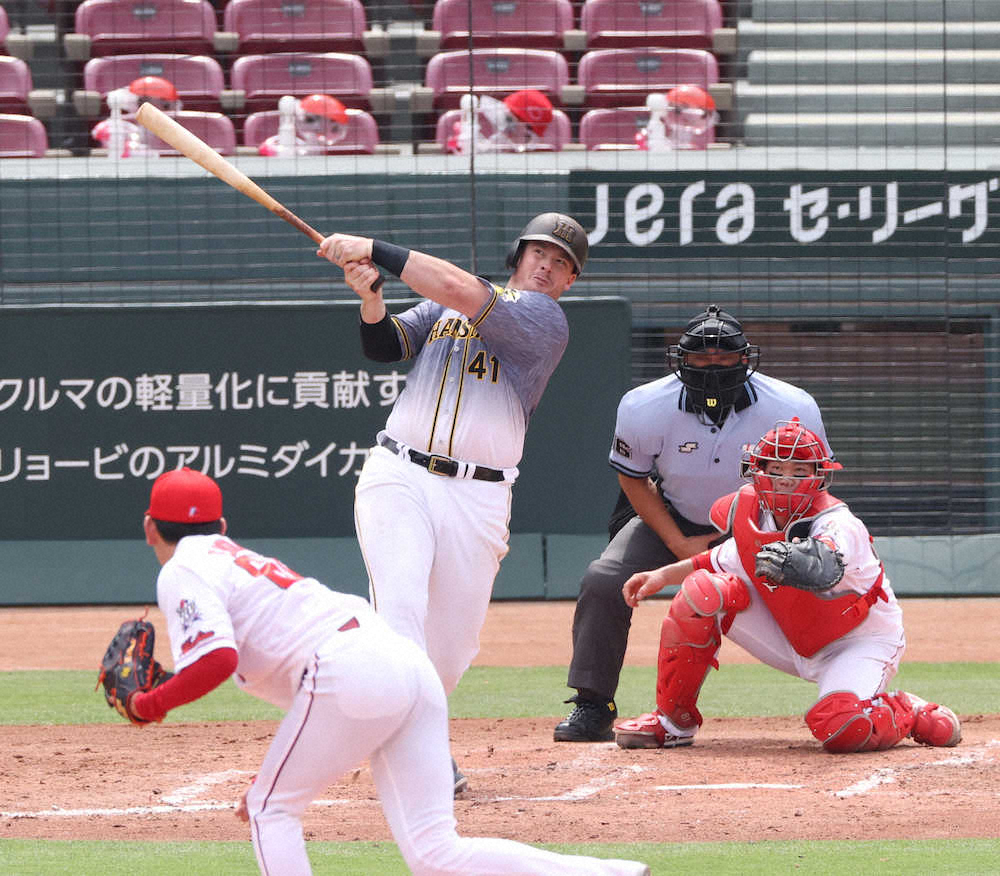 5日の広島戦の3回2死満塁で、ボーアは右越えに勝ち越しの満塁本塁打を放った（投手は遠藤）