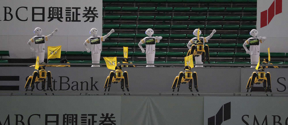 【画像・写真】ソフトBラッキー7のロボットコラボ応援に反響「宇宙史上初」「面白すぎ」「お客さん入れてもやって」