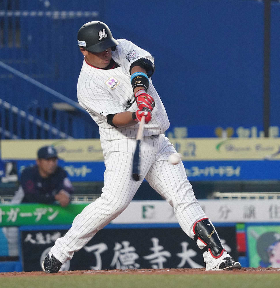 【画像・写真】＜ロ・西＞3回裏1死一、三塁からロッテ・井上は左中間に逆転3ランを放つ（撮影・長久保　豊）