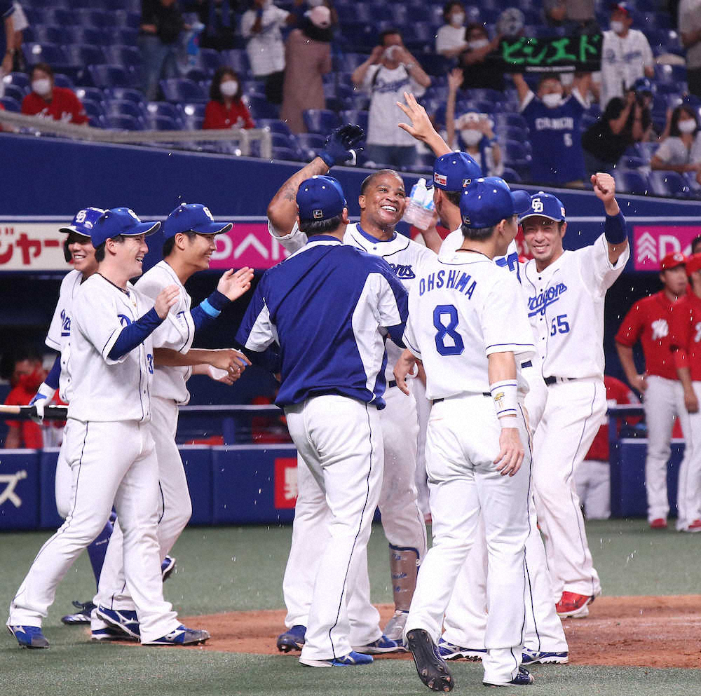 【画像・写真】歓声戻った！5球場2万633人の観衆の前で選手躍動　劇弾3発！全5試合1点差！全力で感謝表現