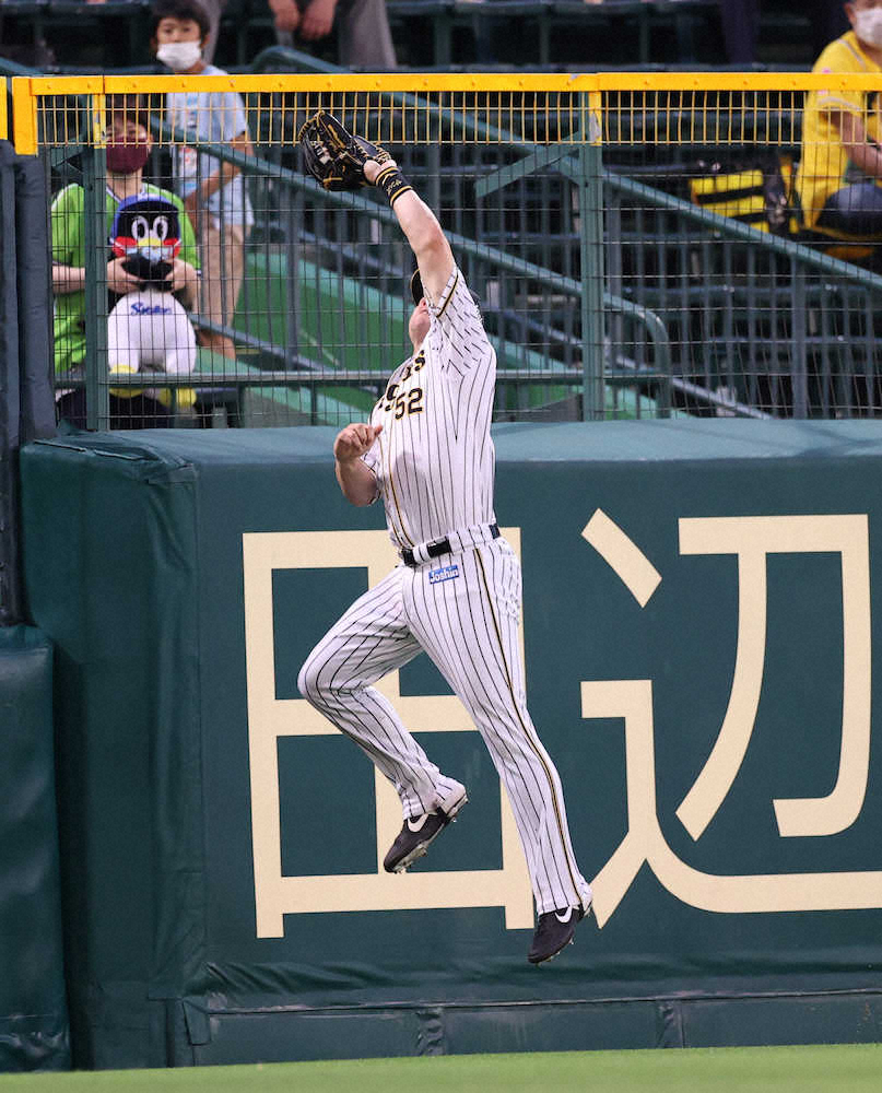 【画像・写真】阪神・サンズが美技で秋山を救う　虎党からは大きな拍手