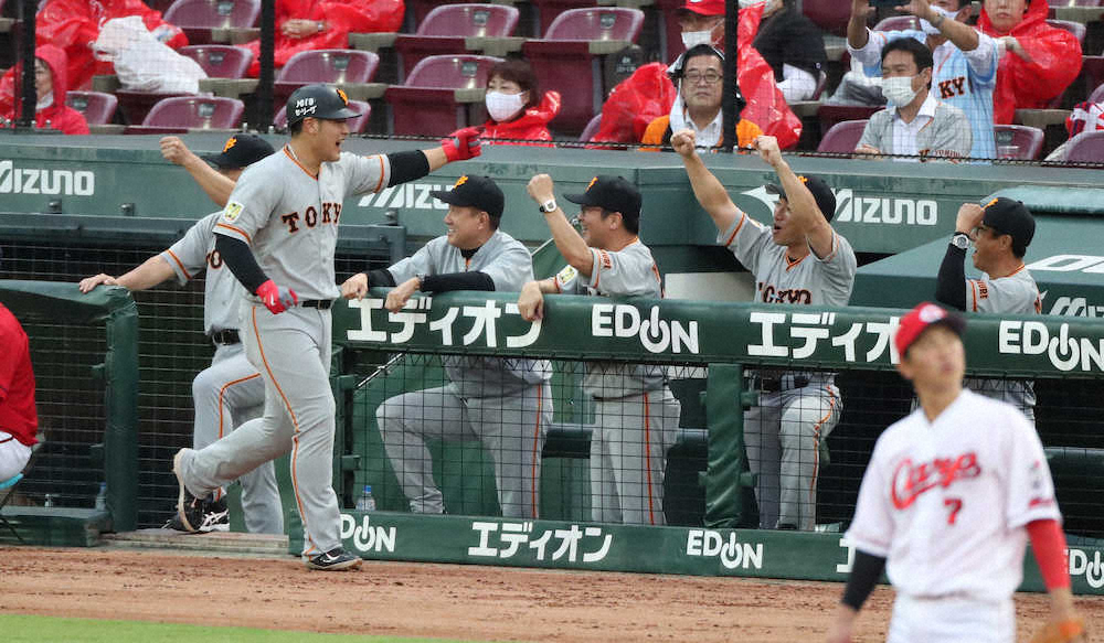 【画像・写真】巨人・岡本　技あり3ラン　原監督へミスター超えの通算1035勝もたらす