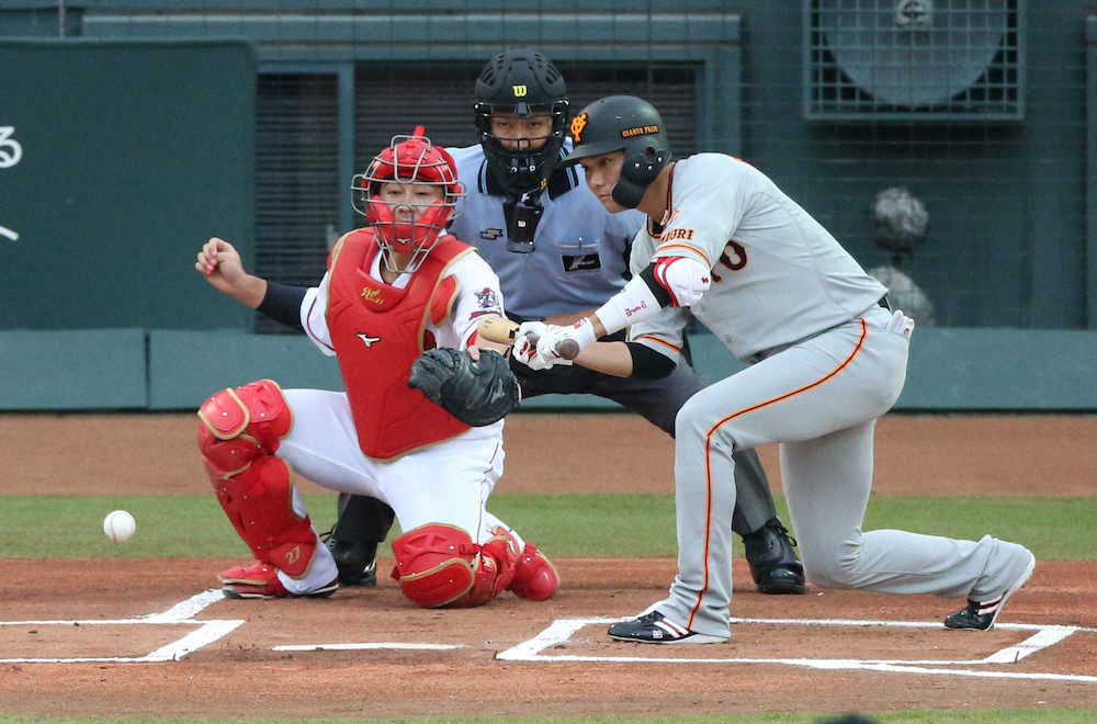 【画像・写真】巨人・坂本　今季初の犠打で先制点お膳立て、初球きっちり　初回に6年ぶり
