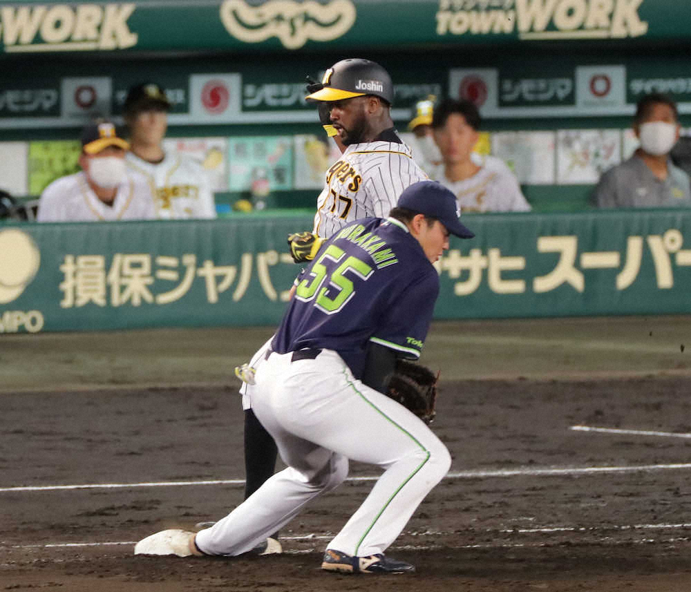 【画像・写真】阪神・ガルシア　怠慢走塁からのセーフティバント出塁、死んだふり作戦成功！？