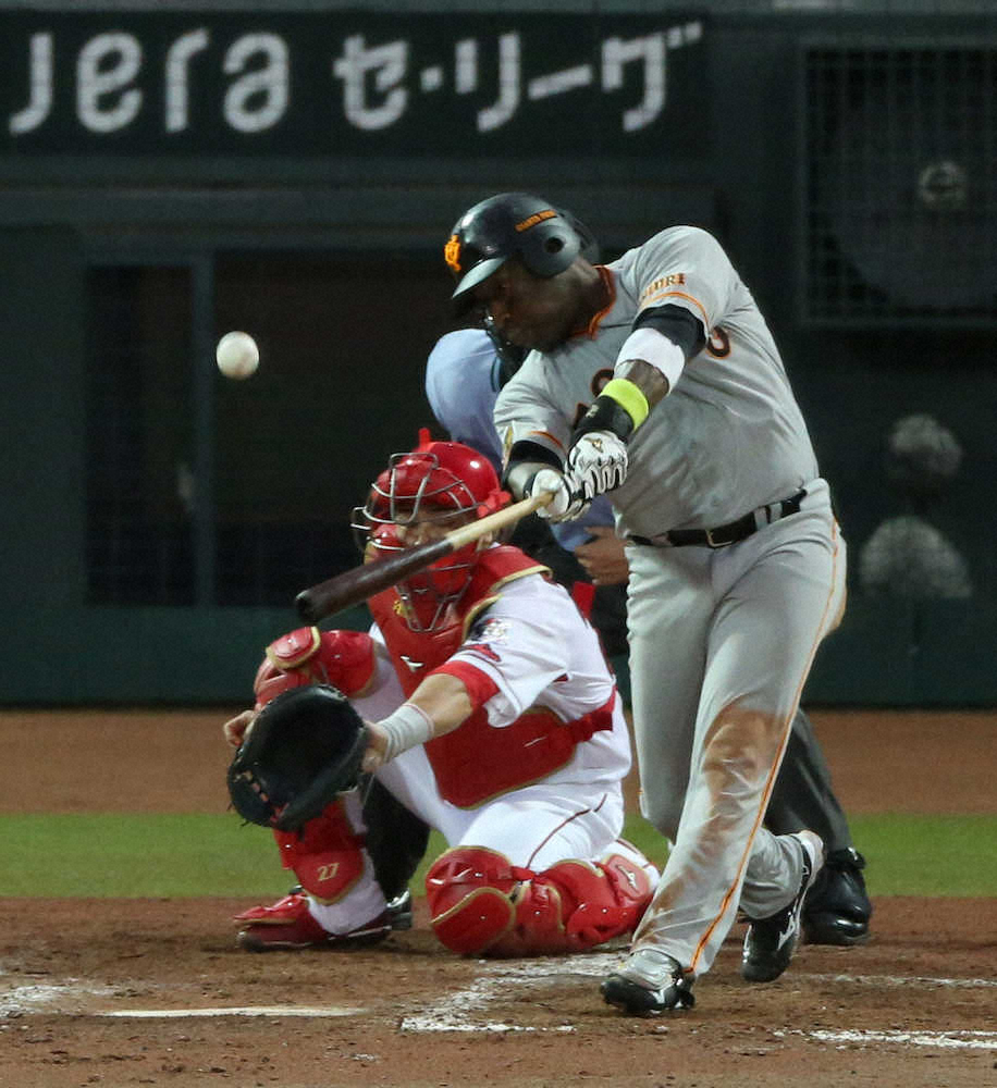 【画像・写真】＜広・巨＞5回1死一塁、巨人・ウィーラーは移籍初本塁打となる2ランを放つ（撮影・森沢裕）