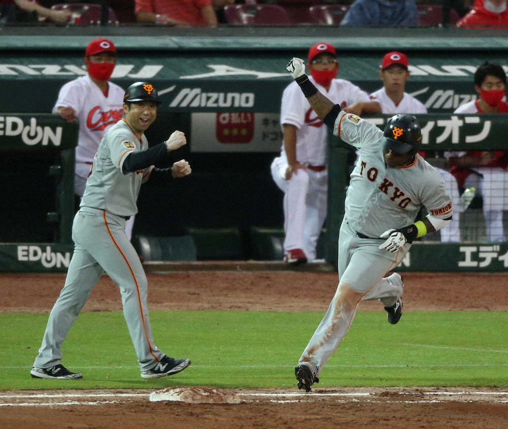 【画像・写真】＜広・巨＞5回1死一塁、ウィーラー（右）は2ランを放ち、ガッツポーズ（撮影・森沢裕）