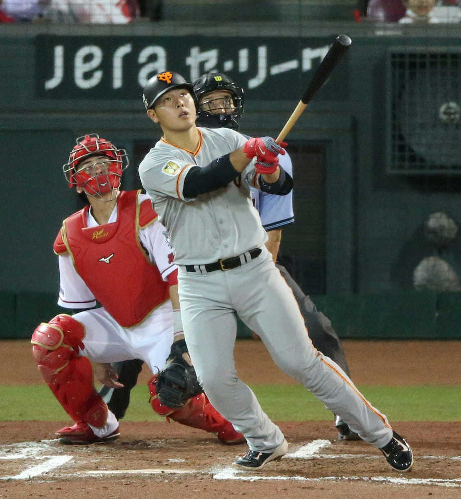 【画像・写真】＜広・巨＞6回2死三塁、巨人・岡本は2ランを放つ（撮影・森沢裕）