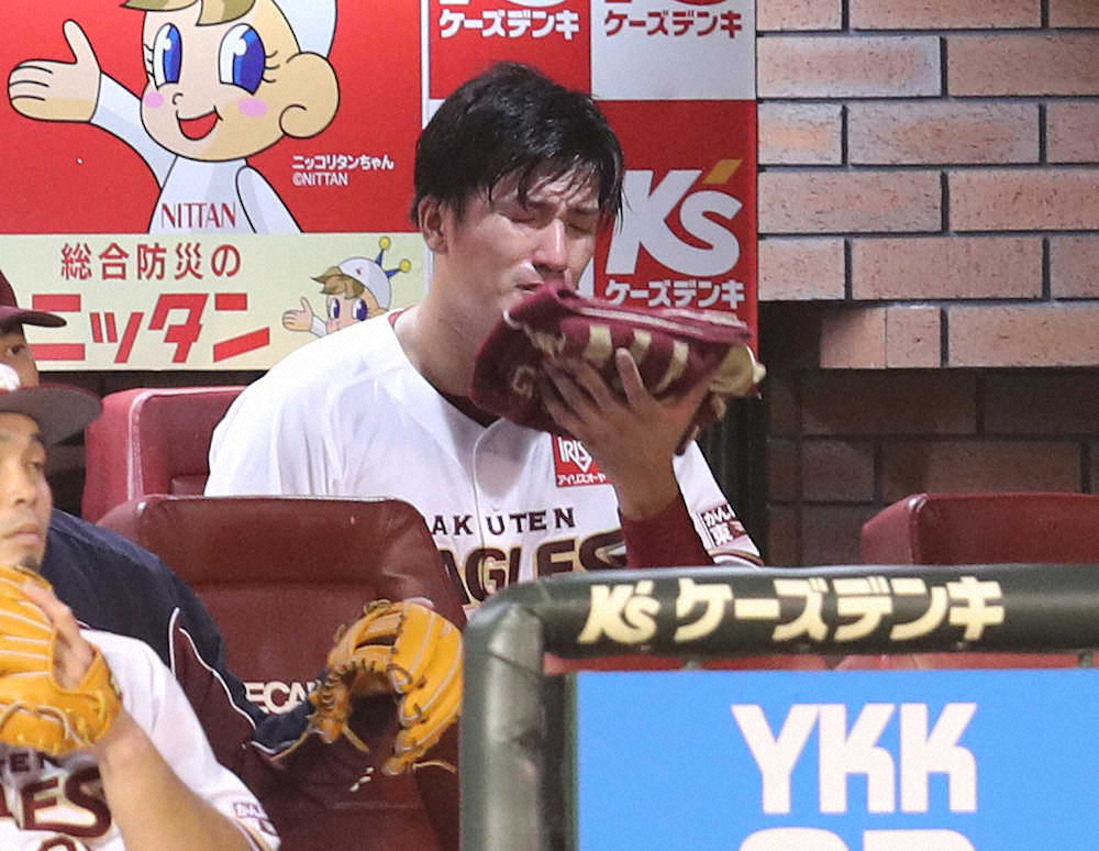 【画像・写真】楽天・弓削が負傷交代　2度の打球直撃で涙を流しながら降板