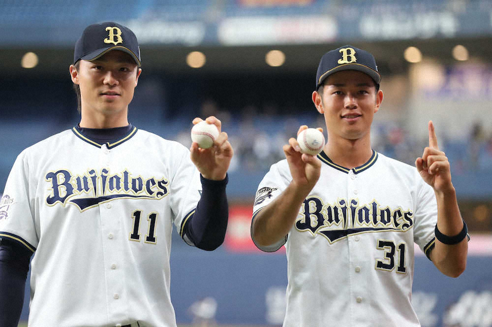 今季初勝利のウイニングボールを持った山崎福（左）とポーズをとるプロ初安打を本塁打で飾った太田（撮影・成瀬　徹）　　