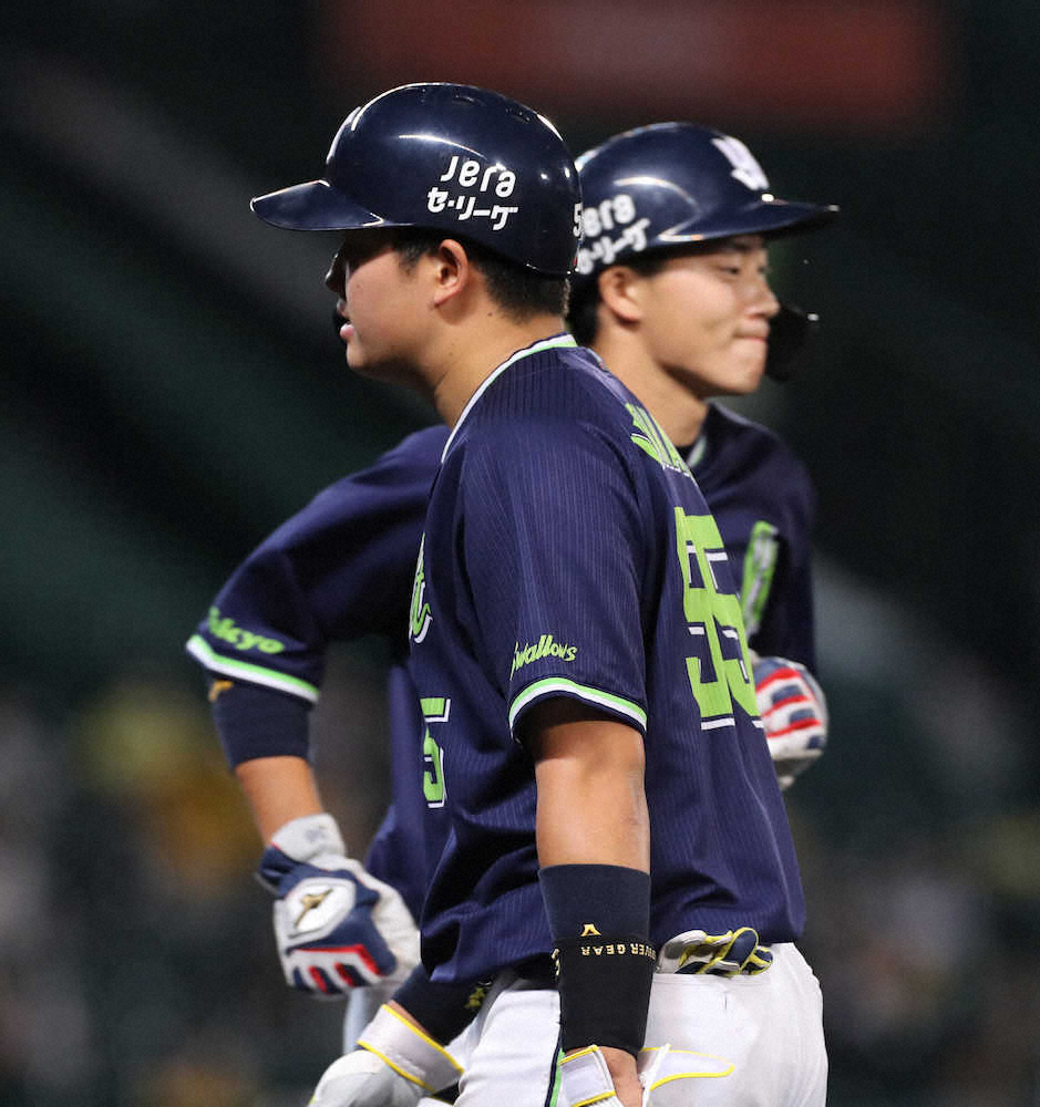 【画像・写真】ヤクルト・村上　右足の張りで途中交代　高津監督「強制的に代えた」