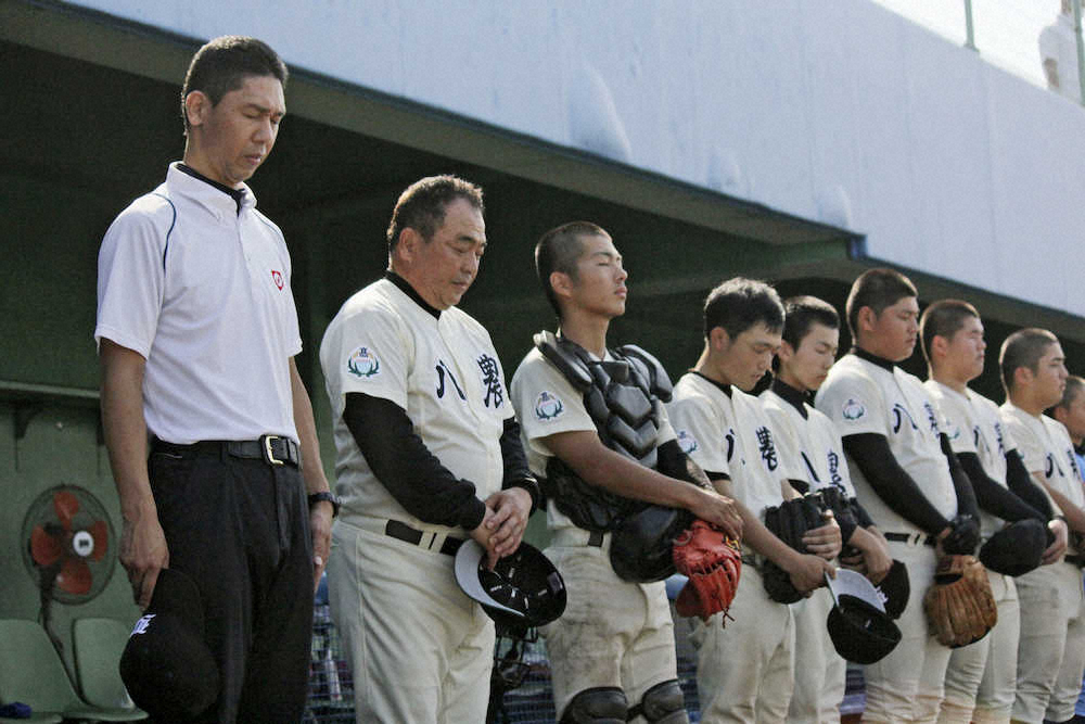 熊本県城南地区大会で、試合前に黙とうする八代農ナイン