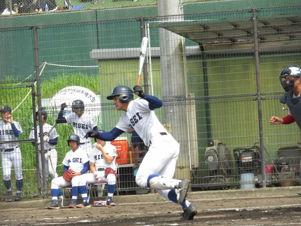 智弁和歌山との練習試合の初回に左前へ先制の適時打を放った履正社の関本　　　　　　　　　　　　　　　　　　　　　　　　　　　　　　