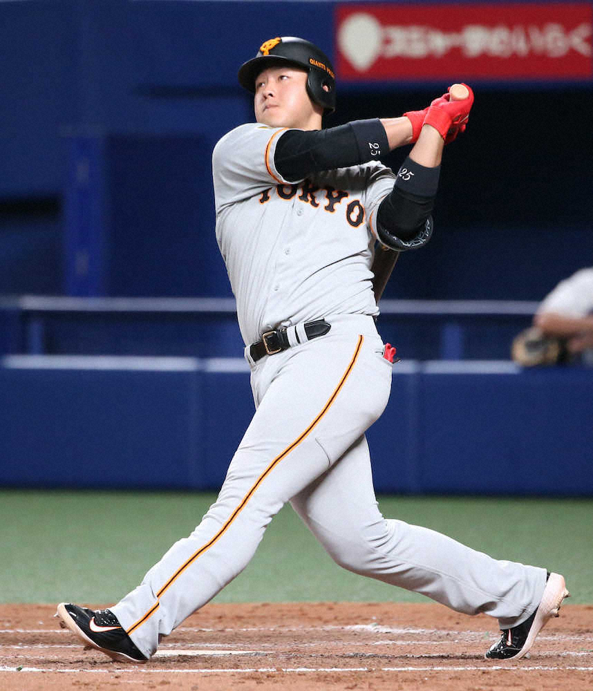 【画像・写真】巨人・岡本　2戦連発、リーグ一番乗りの10号2ラン！　中日・山本から左翼スタンドへ