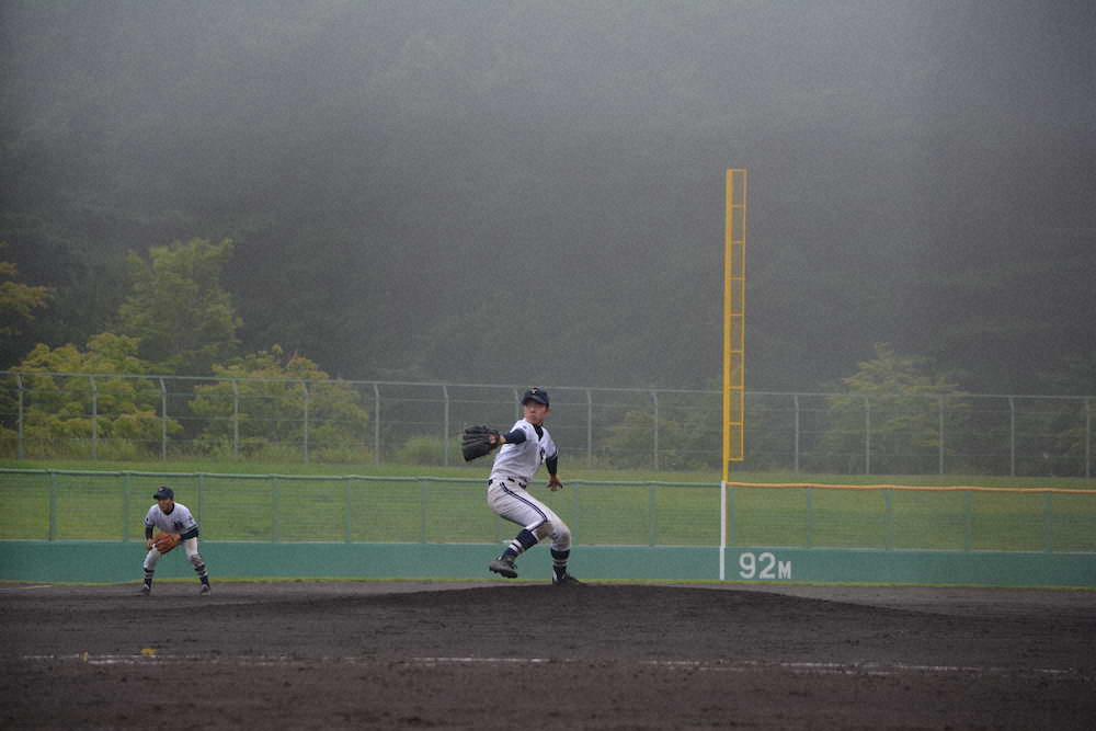 高校野球・山梨・吉田―都留・霧が立ちこめる中で腕を振る吉田の山口