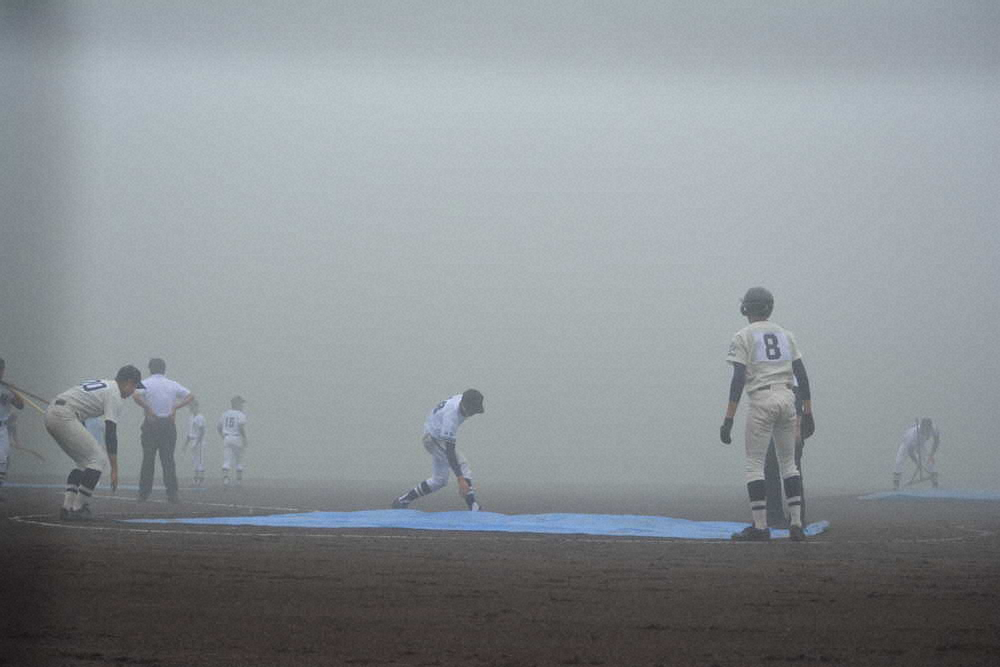 ＜吉田・都留＞濃霧で中断し、シートがかぶせられる富士北麓球場