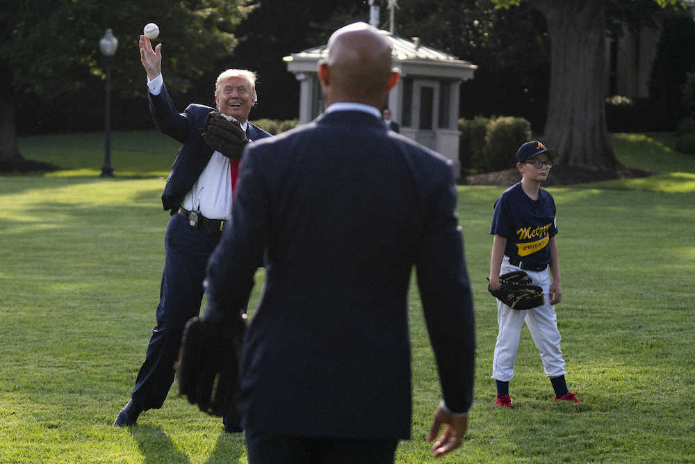 キャッチボールをするトランプ米大統領（左奥）（AP）