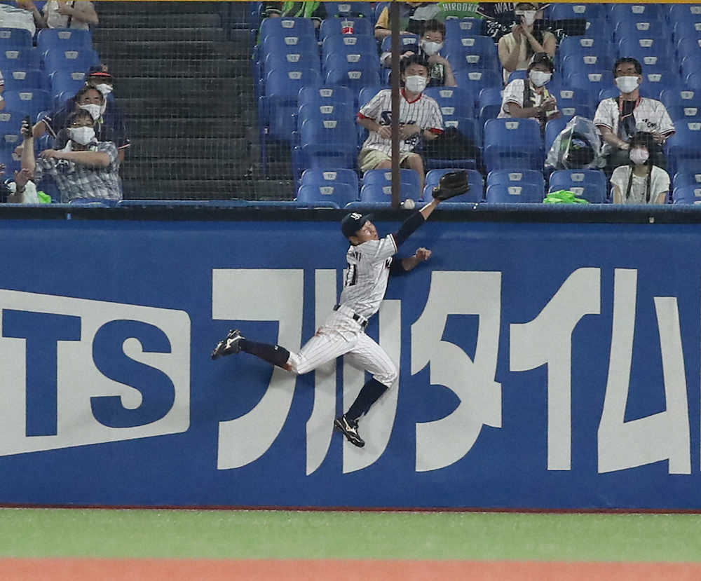 【画像・写真】ボールが消えた！巨人・重信　ネット突き破る“珍”エンタイトル二塁打