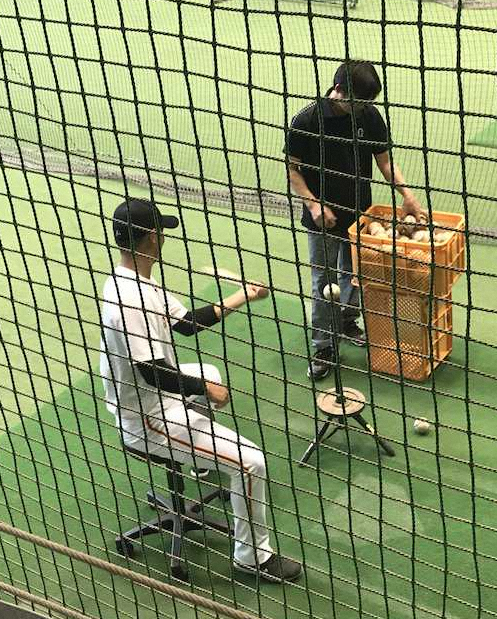 【画像・写真】腰痛に苦しんだ巨人・吉川尚は、座って片手で置きティーのリハビリを行なった（19年5月撮影）