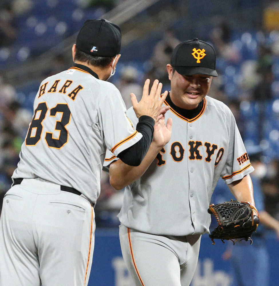 【画像・写真】＜ヤ・巨＞原監督（左）の出迎えを受ける田中豊（撮影・森沢裕）