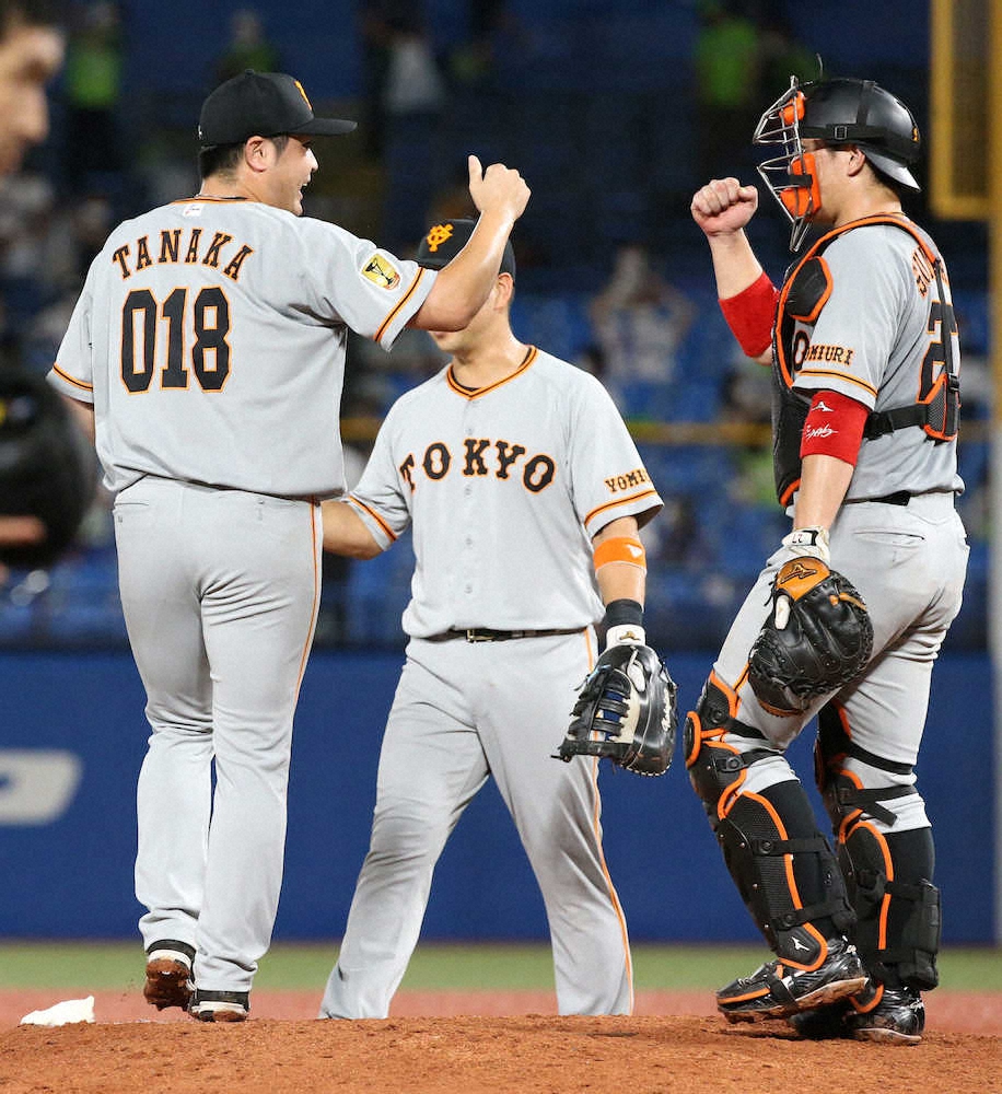 【画像・写真】2020年7月、背番号が間に合わず、「018」でマウンドに上がった田中豊樹（左）は炭谷とグータッチ