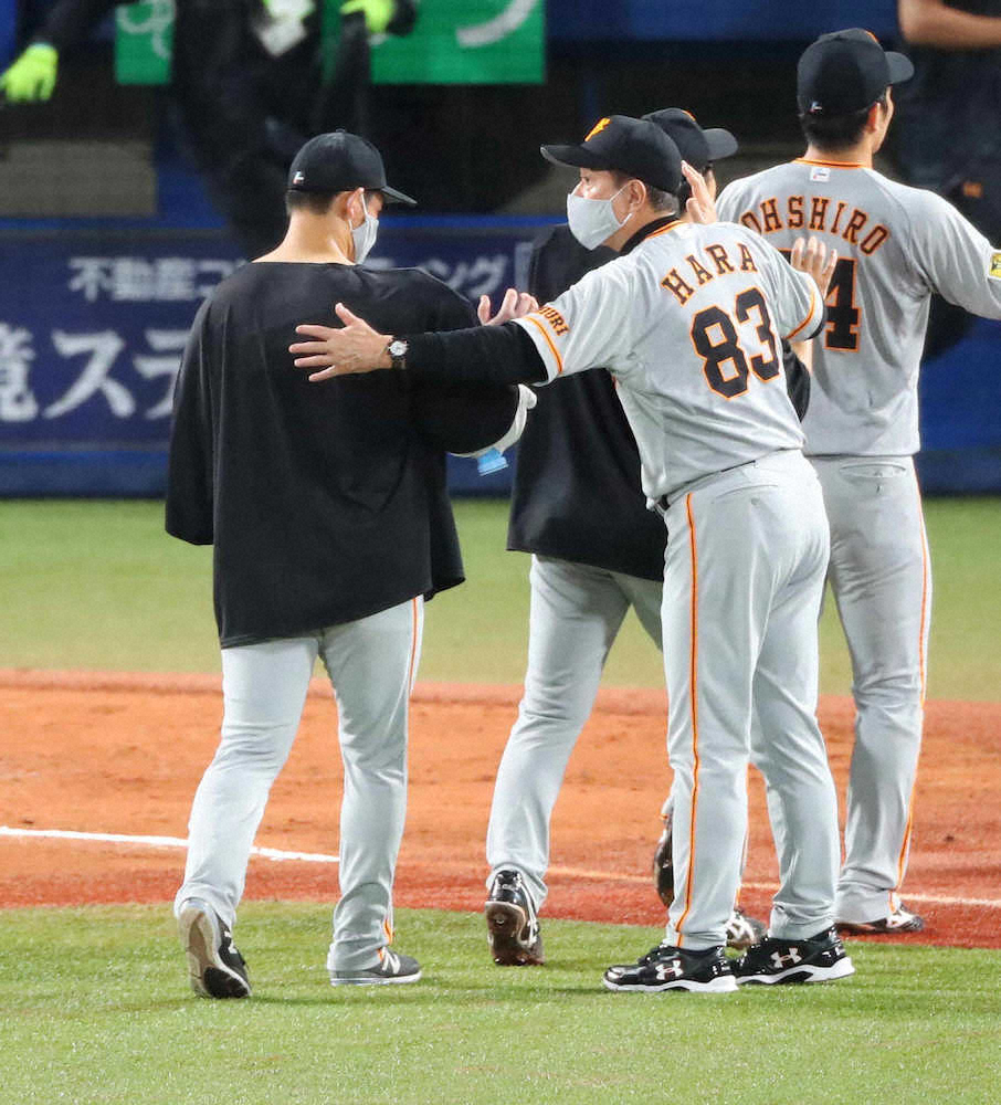 【画像・写真】＜ヤ・巨＞勝利し喜びを分かち合う桜井（左）と原監督（右）ら巨人ナイン（撮影・木村　揚輔）
