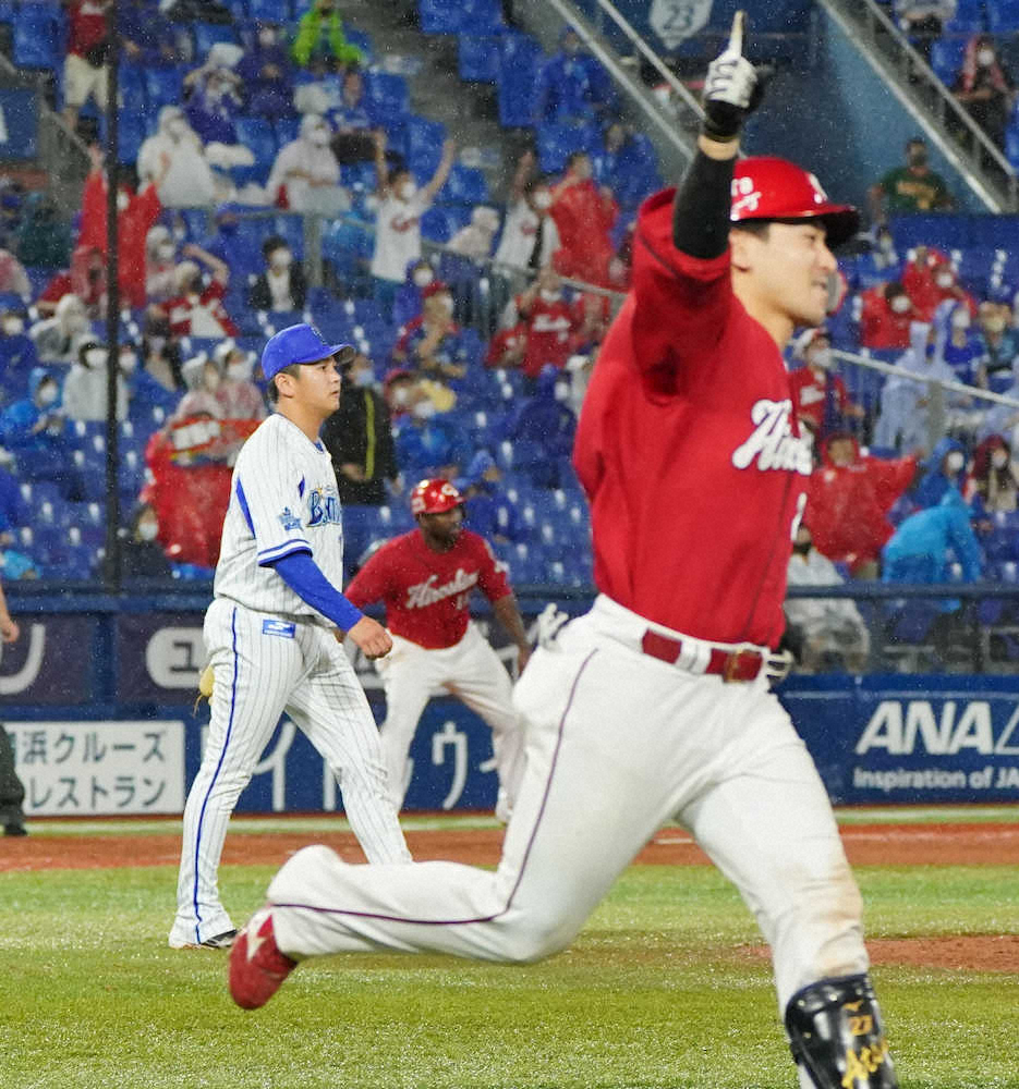 【画像・写真】＜D・広＞9回1死満塁、会沢（右）に右越え満塁弾を浴びた山崎（撮影・島崎忠彦）