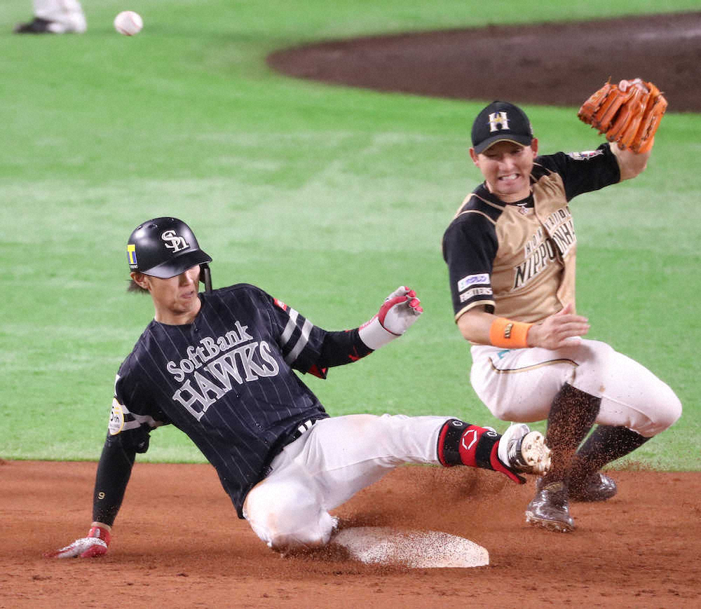 【画像・写真】＜ソ・日＞2回1死二、三塁、2点適時二塁打を放ち滑り込む今宮。野手・杉谷（撮影・岡田　丈靖）
