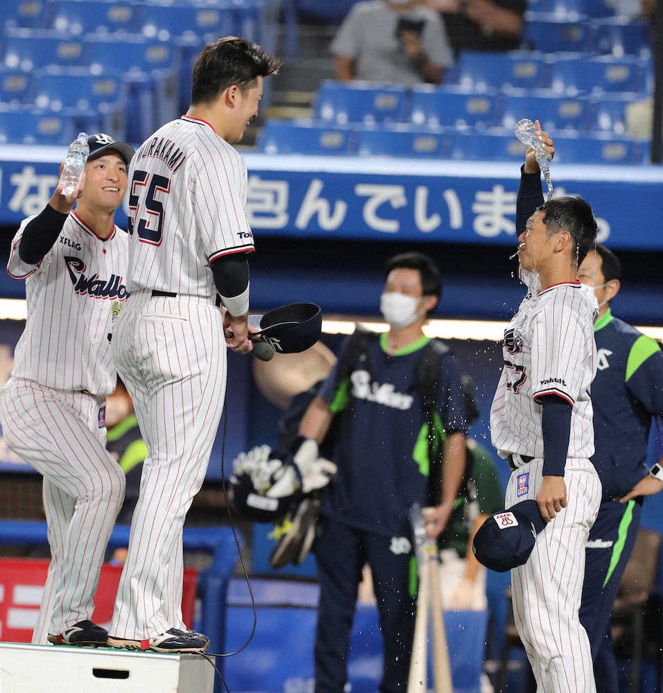 【画像・写真】＜ヤ・神＞　お立ち台の村上（中央）にではなく自らに水をかける古賀（右）（撮影・大森　寛明）
