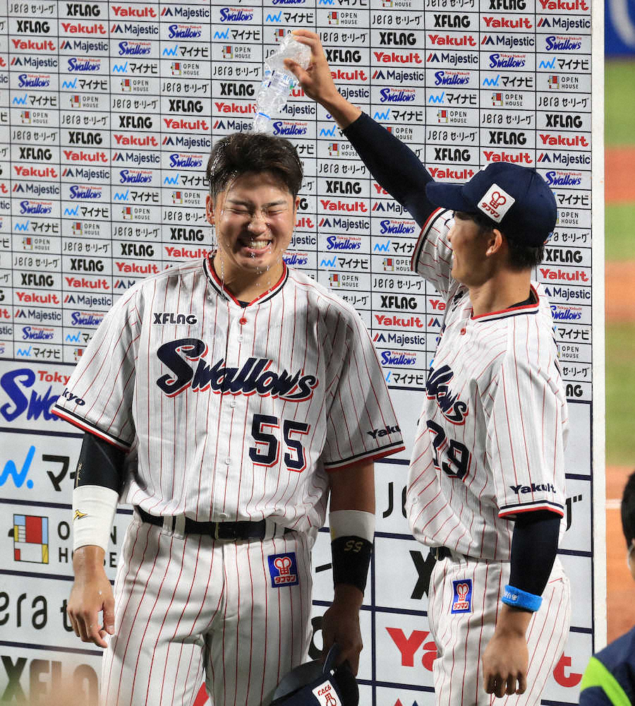 ヤ 神 お立ち台に上がった村上 左 は宮本に頭から水をかけられる 撮影 篠原岳夫 スポニチ Sponichi Annex 野球