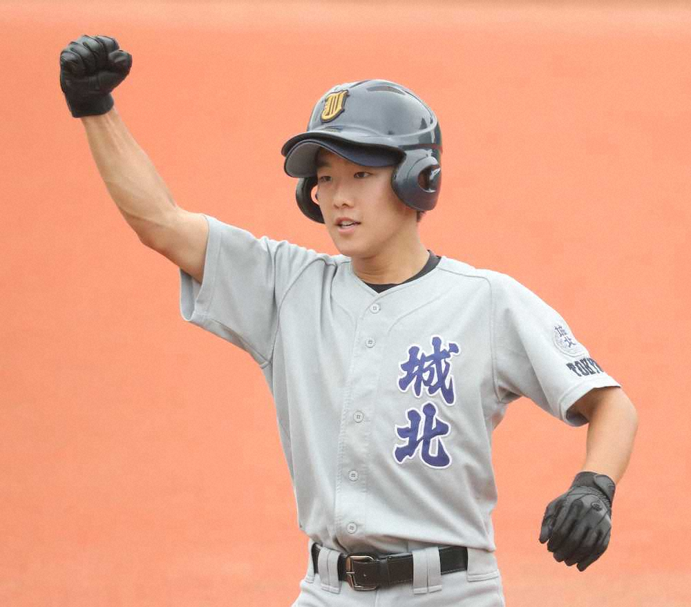【画像・写真】＜都小山台・城北＞4回1死満塁、城北・倉田は右前勝ち越し適時打を放ちガッツポーズ（撮影・村上　大輔）