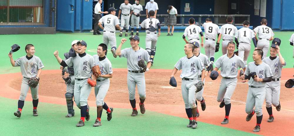【画像・写真】＜都小山台・城北＞3回戦進出を決めた中村（左から3人目）ら城北ナインは笑顔でスタンドにあいさつ（撮影・村上　大輔）