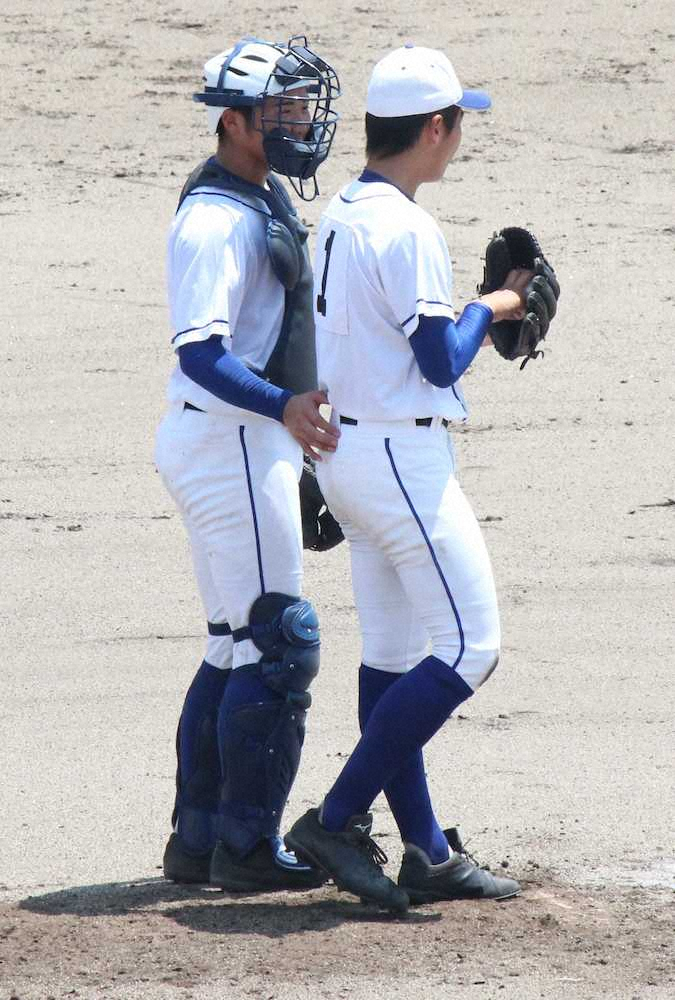 【画像・写真】＜福岡工大城東・福岡第一＞マウンド上で先発の西野に声をかける誉田（左）