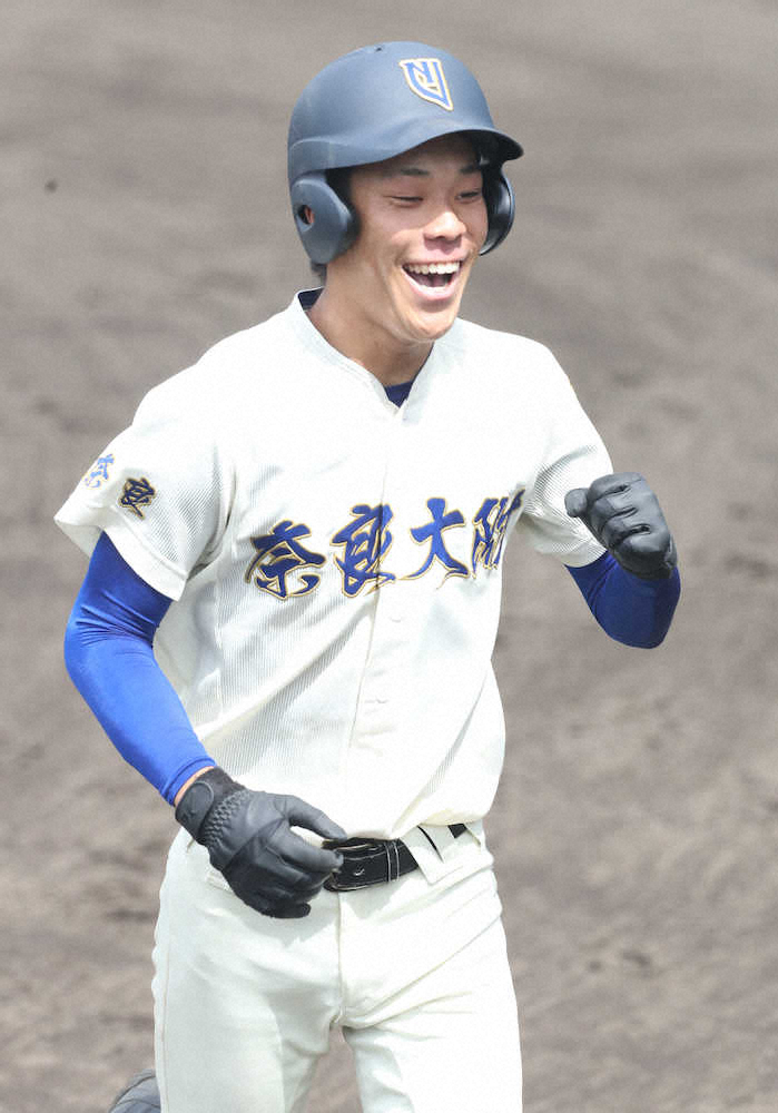【画像・写真】＜添上・奈良大付＞5回2死一塁、左越え本塁打を放ち、ガッツポーズする奈良大付・北島（撮影・平嶋　理子）　　　　　　　　　　　　　　　　　　　　　　　　　　　　　　　　　　　　　　　　　　　　　　　　　　　　　　　　　　　　　　　　　　　