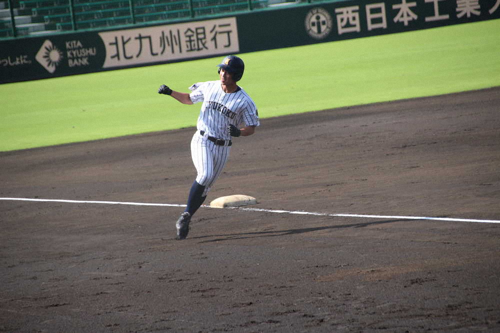初回、先頭打者本塁打を放ちベンチにガッツポーズする九州国際大付・吉田