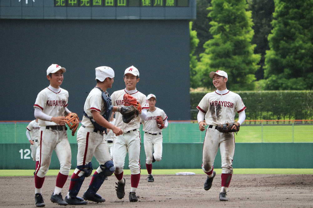 ＜倉吉東・鳥取城北＞25年ぶりの夏の県大会優勝を果たして倉吉東の金居大太郎捕手（3年）とエース右腕・桑本達（3年）は歓喜のグラブタッチを交わす